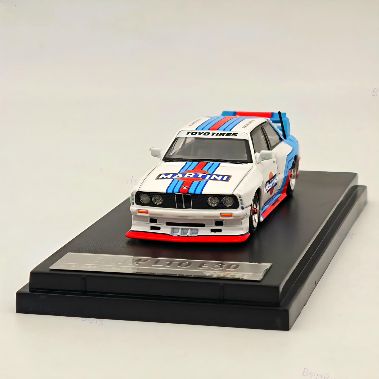 Machetă BMW E30 Martini Livery Street Weapon 2 Machetă BMW E30 Martini Livery Street Weapon - imagine 2