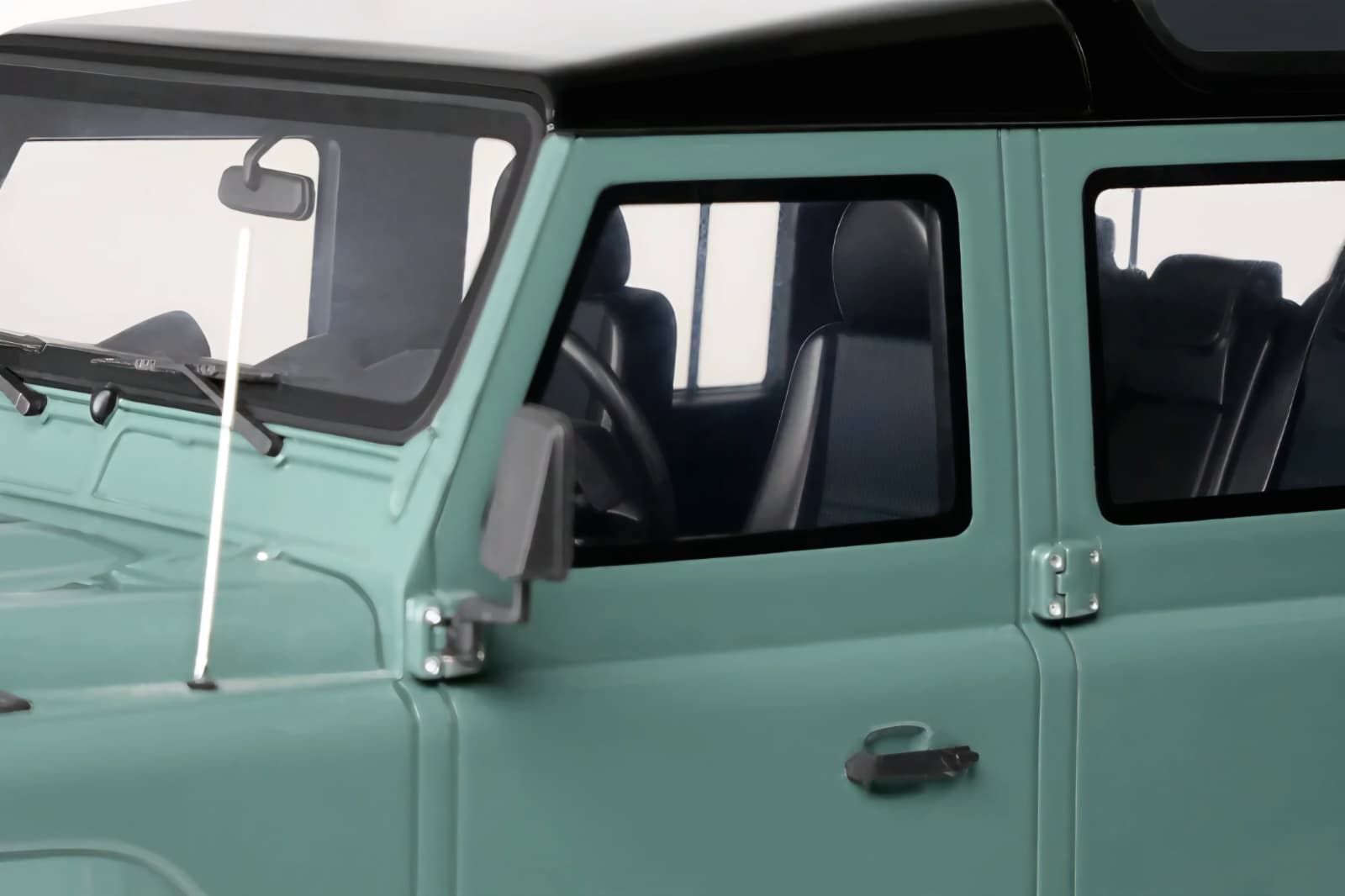 Macheta Land Rover Defender 3 Station Wagon 1:18 GT Spirit GT527 11 Macheta Land Rover Defender 3 Station Wagon 1:18 GT Spirit GT527 - imagine 11