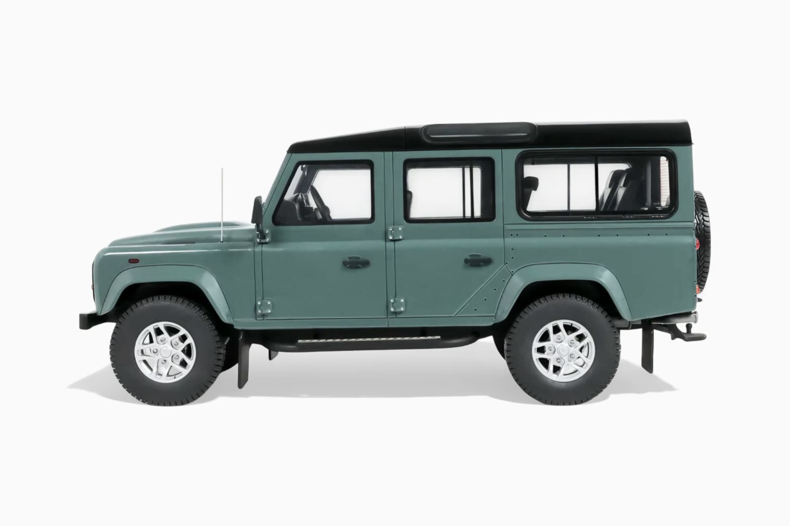 Macheta Land Rover Defender 3 Station Wagon 1:18 GT Spirit GT527 5 Macheta Land Rover Defender 3 Station Wagon 1:18 GT Spirit GT527 - imagine 5