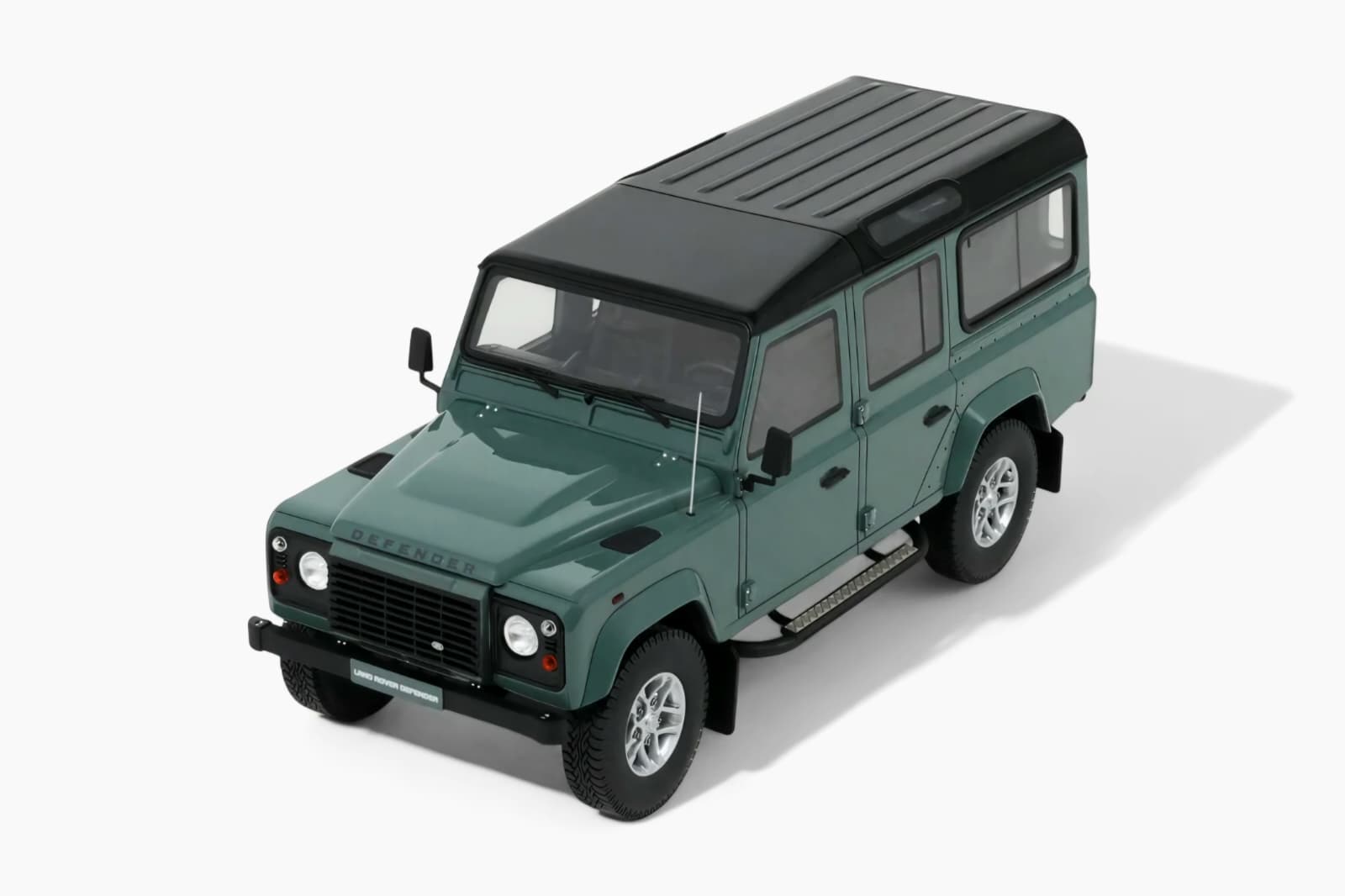 Macheta Land Rover Defender 3 Station Wagon 1:18 GT Spirit GT527 6 Macheta Land Rover Defender 3 Station Wagon 1:18 GT Spirit GT527 - imagine 6