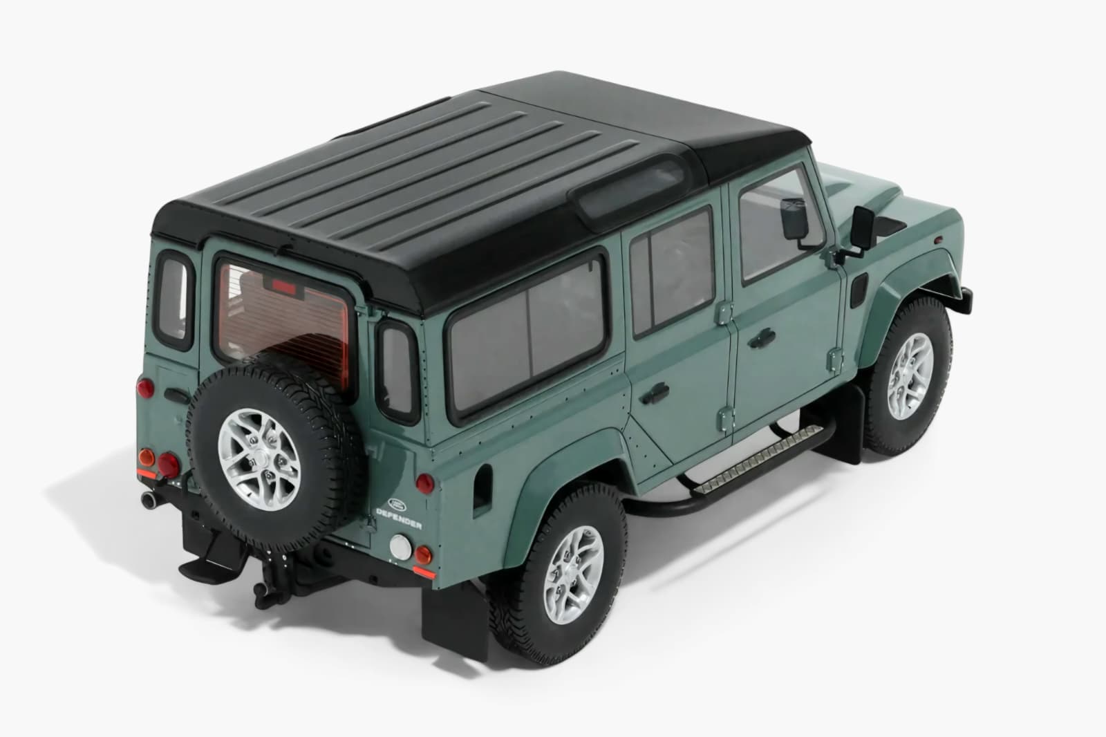 Macheta Land Rover Defender 3 Station Wagon 1:18 GT Spirit GT527 7 Macheta Land Rover Defender 3 Station Wagon 1:18 GT Spirit GT527 - imagine 7