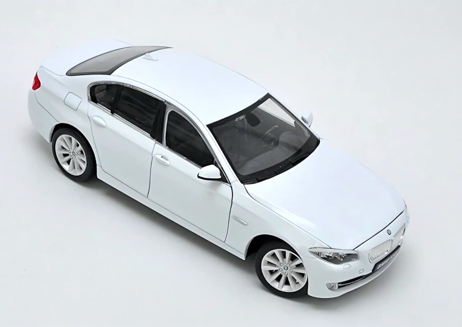 Macheta BMW 535i (F10) 1:24 Welly 3 Macheta BMW 535i (F10) 1:24 Welly - imagine 3