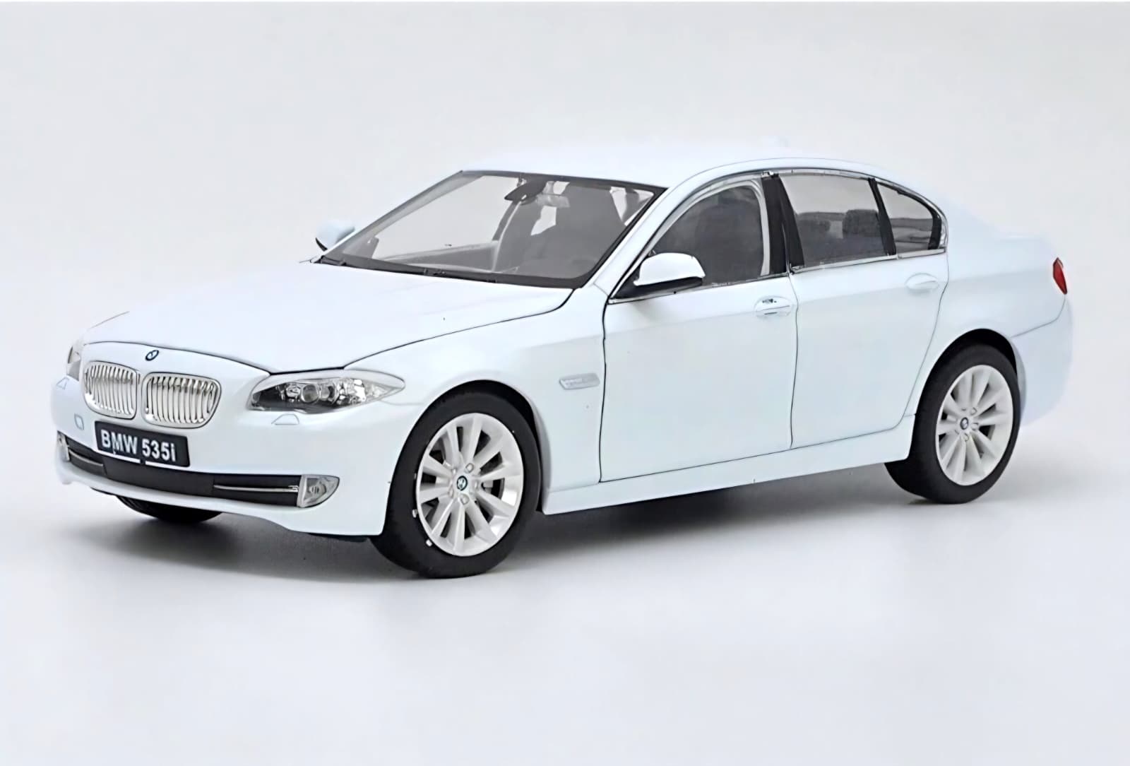 Macheta BMW 535i (F10) 1:24 Welly 1 BMW 535i (F10) 5