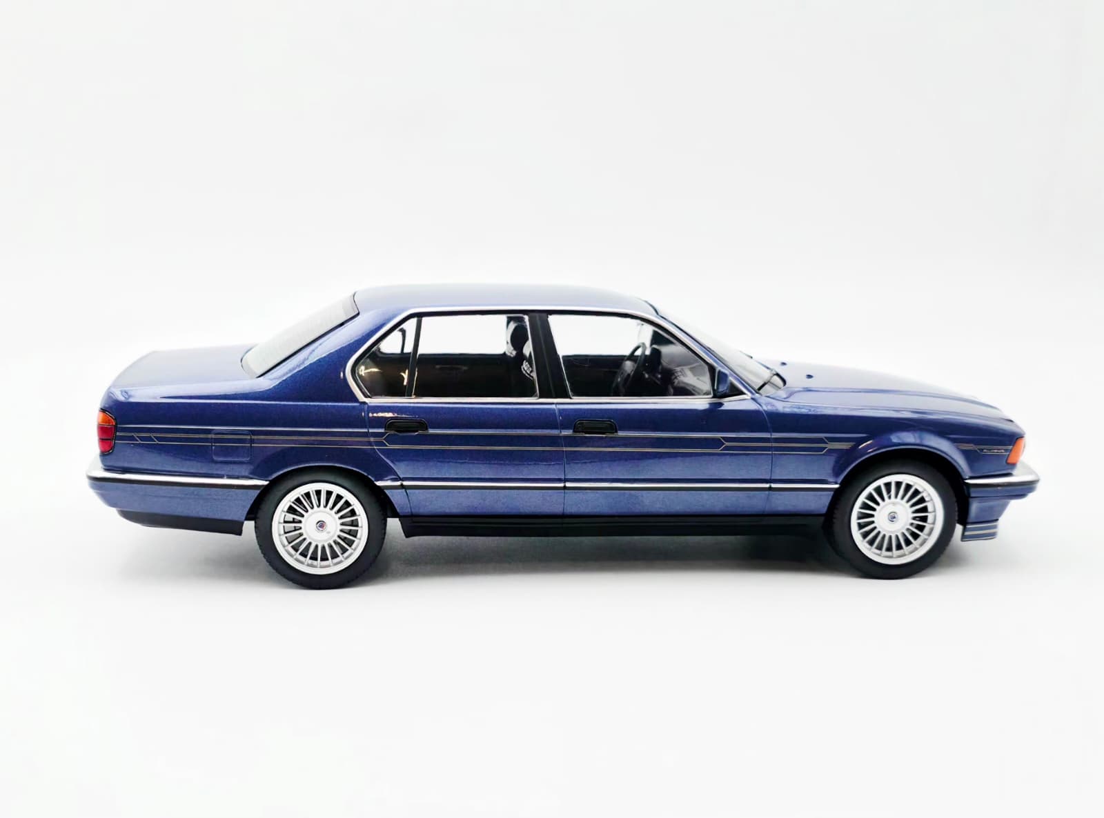 Macheta BMW Alpina B11 3.5 (E32) 1:18 MCG 5 Macheta BMW Alpina B11 3.5 (E32) 1:18 MCG - imagine 5