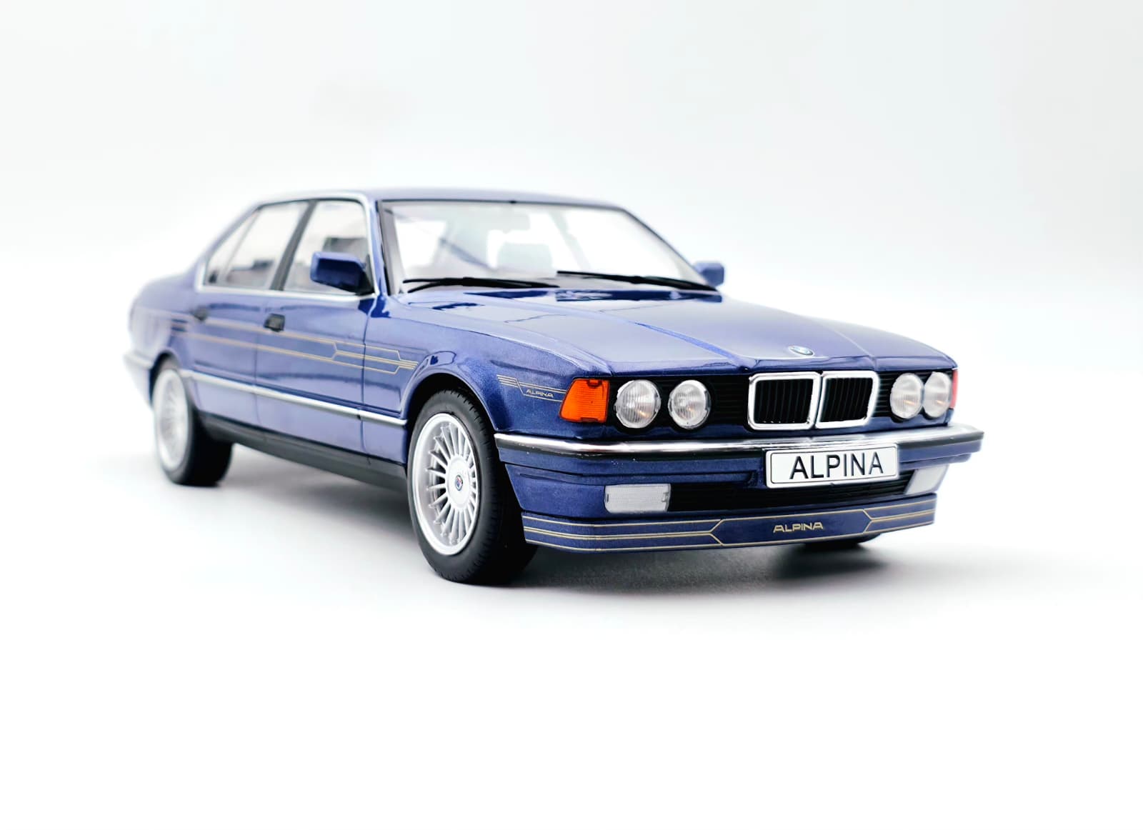 Macheta BMW Alpina B11 3.5 (E32) 1:18 MCG 6 Macheta BMW Alpina B11 3.5 (E32) 1:18 MCG - imagine 6