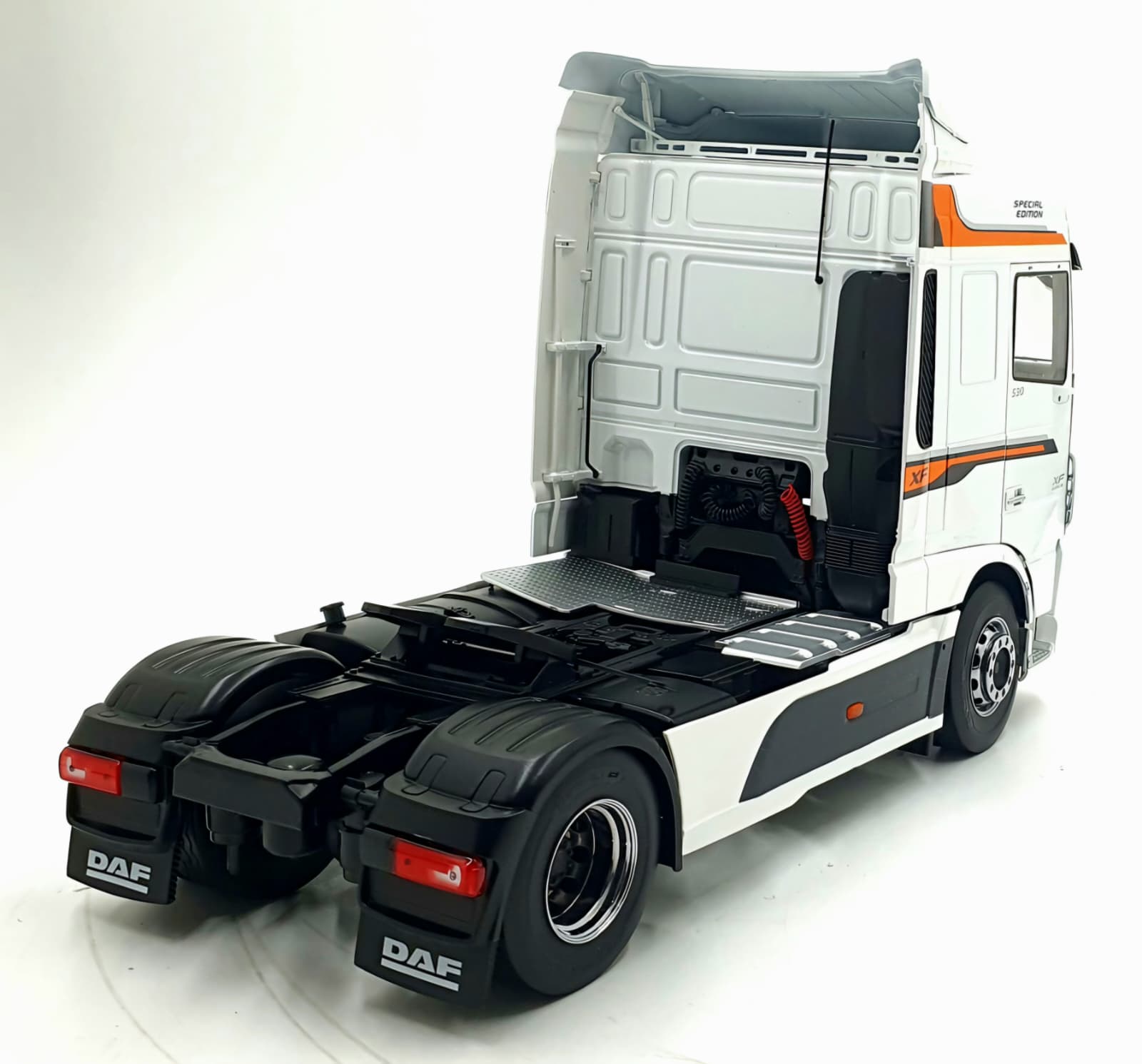 Macheta Camion DAF XF Space Cab 1:18 Premium ClassiXXs 4 Macheta Camion DAF XF Space Cab 1:18 Premium ClassiXXs - imagine 4