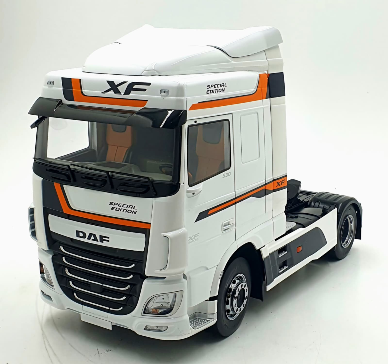 Macheta Camion DAF XF Space Cab 1:18 Premium ClassiXXs 1 Camion DAF XF Space Cab 04