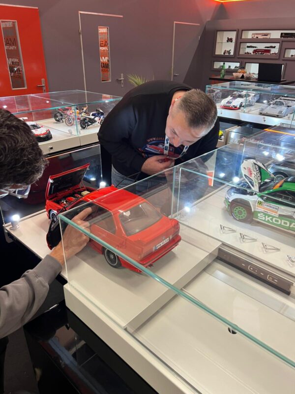 Machetă BMW M3 E30 1:8 IXO – kit complet pentru asamblare