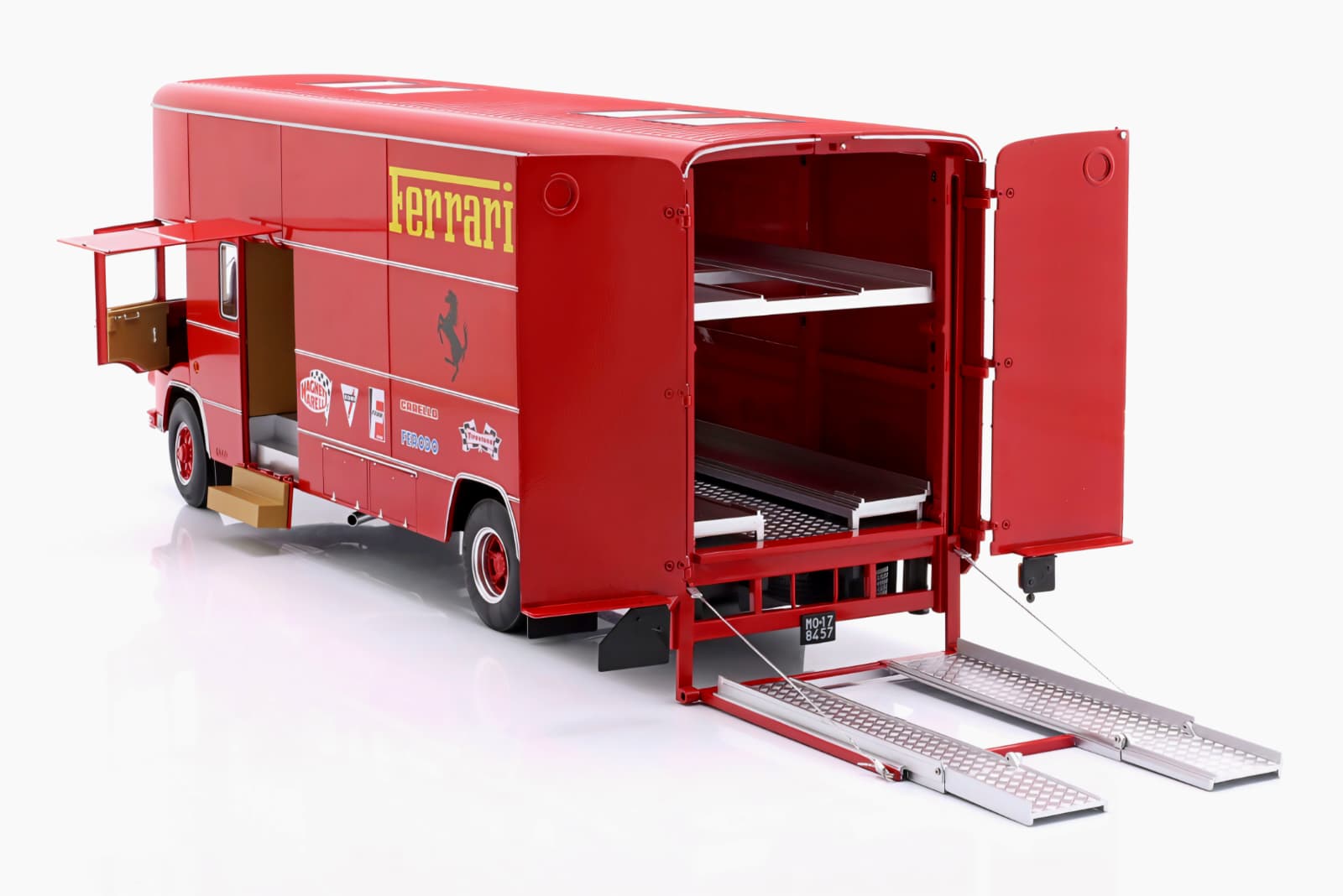 Macheta Fiat OM 150 Rolfo Scuderia Ferrari Race Car Transporter 1:18 WERK83 3 Macheta Fiat OM 150 Rolfo Scuderia Ferrari Race Car Transporter 1:18 WERK83 - imagine 3