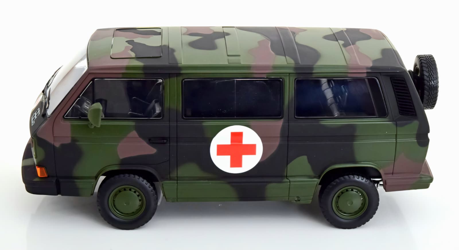 Macheta Volkswagen T3 Ambulanță de Armată 1:18 KK Scale 4 Macheta Volkswagen T3 Ambulanță de Armată 1:18 KK Scale - imagine 4
