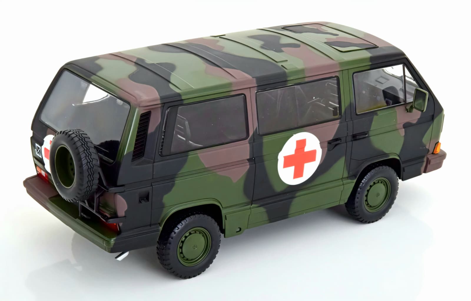 Macheta Volkswagen T3 Ambulanță de Armată 1:18 KK Scale 6 Macheta Volkswagen T3 Ambulanță de Armată 1:18 KK Scale - imagine 6