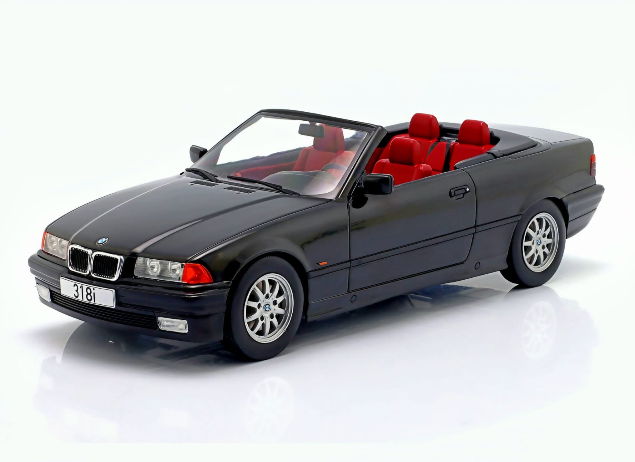 Macheta BMW Seria 3 (E36) Cabriolet 1:18 MCG (Model Car Group) 1 BMW Seria 3 (E36) Cabriolet 11