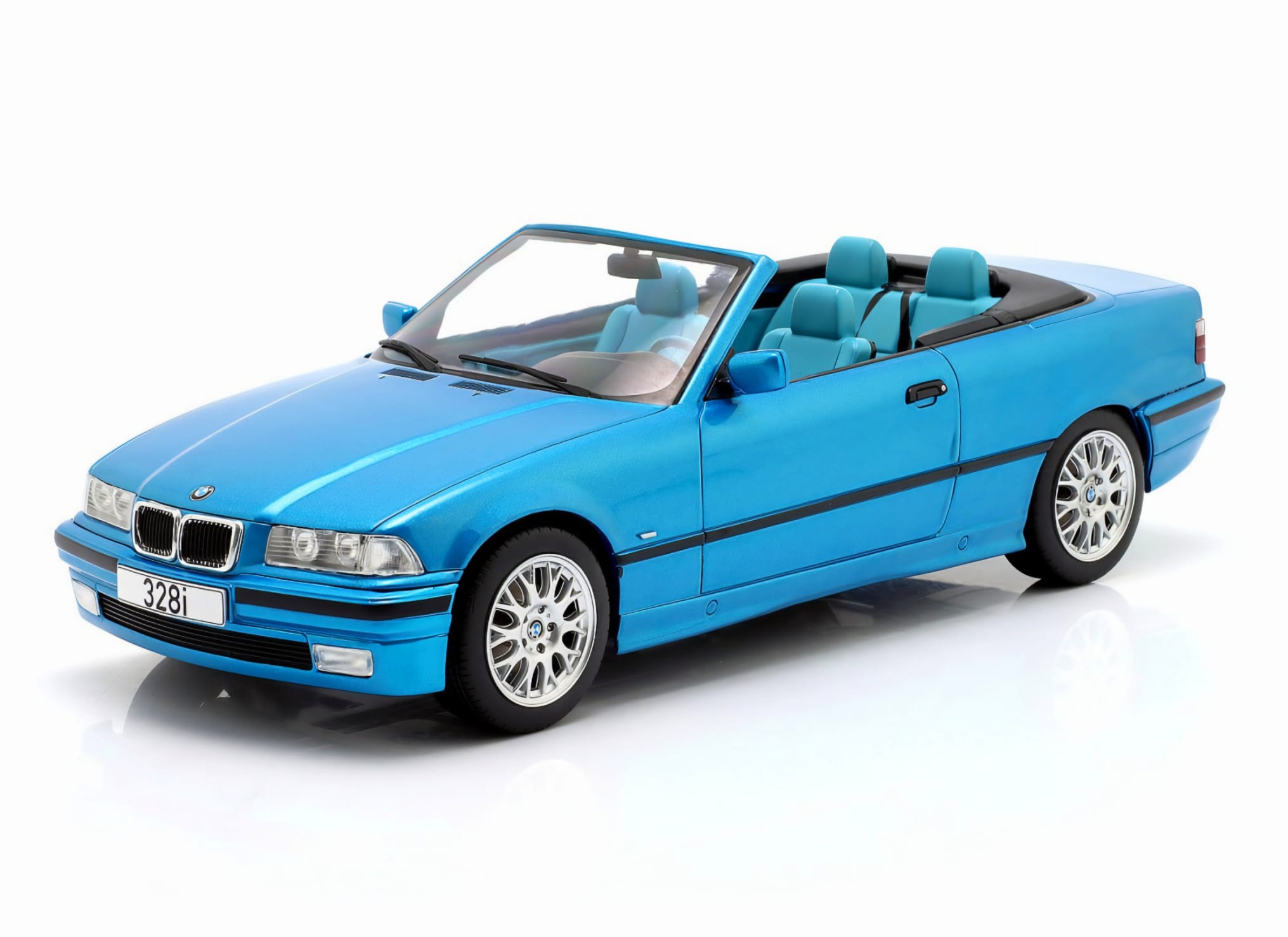Macheta BMW Seria 3 (E36) Cabriolet 1:18 MCG (Model Car Group) 1 Macheta BMW Seria 3 2