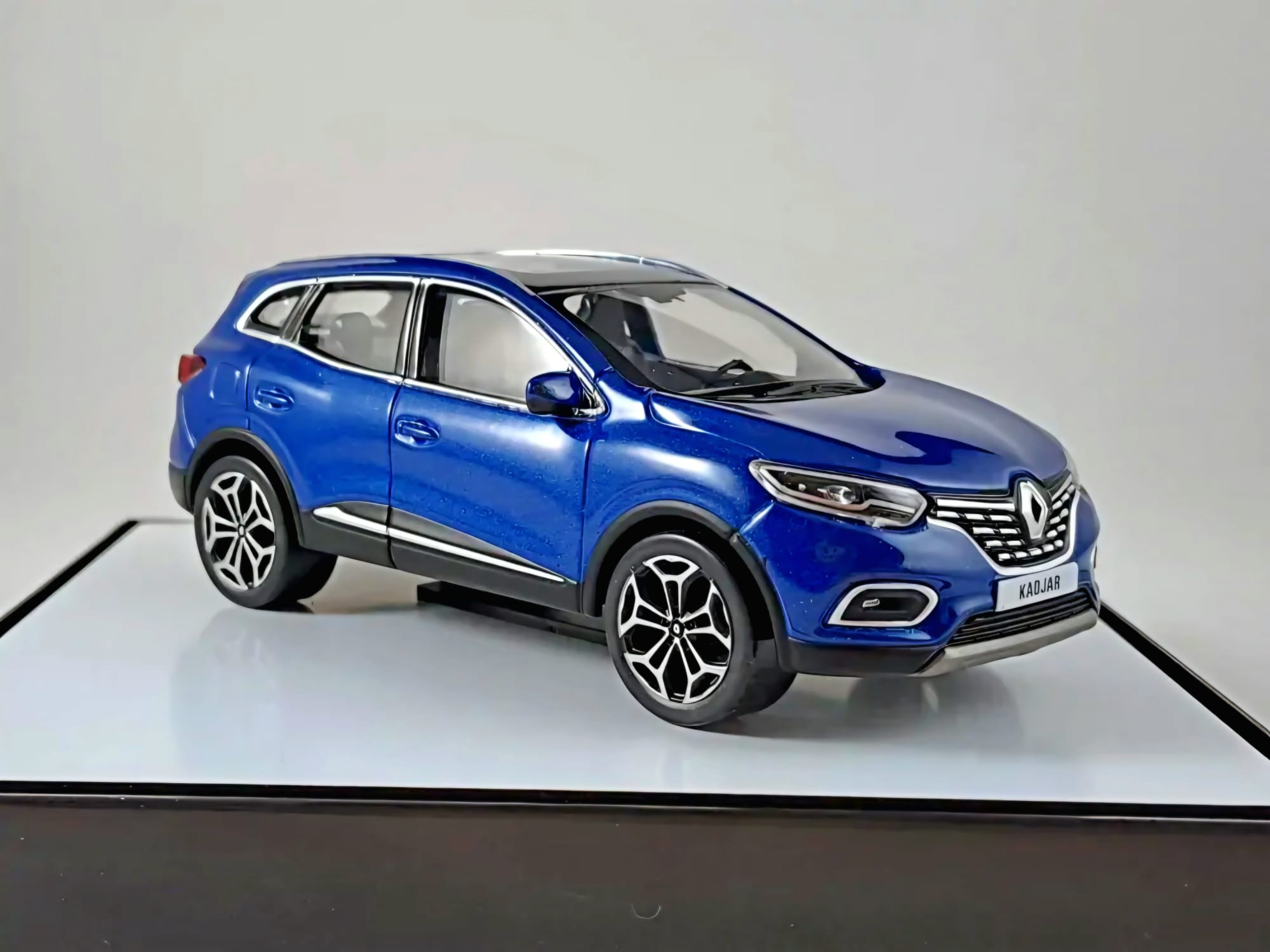 Macheta Renault Kadjar 1:43 Norev Dealer Edition 2 Macheta Renault Kadjar 1:43 Norev Dealer Edition - imagine 2
