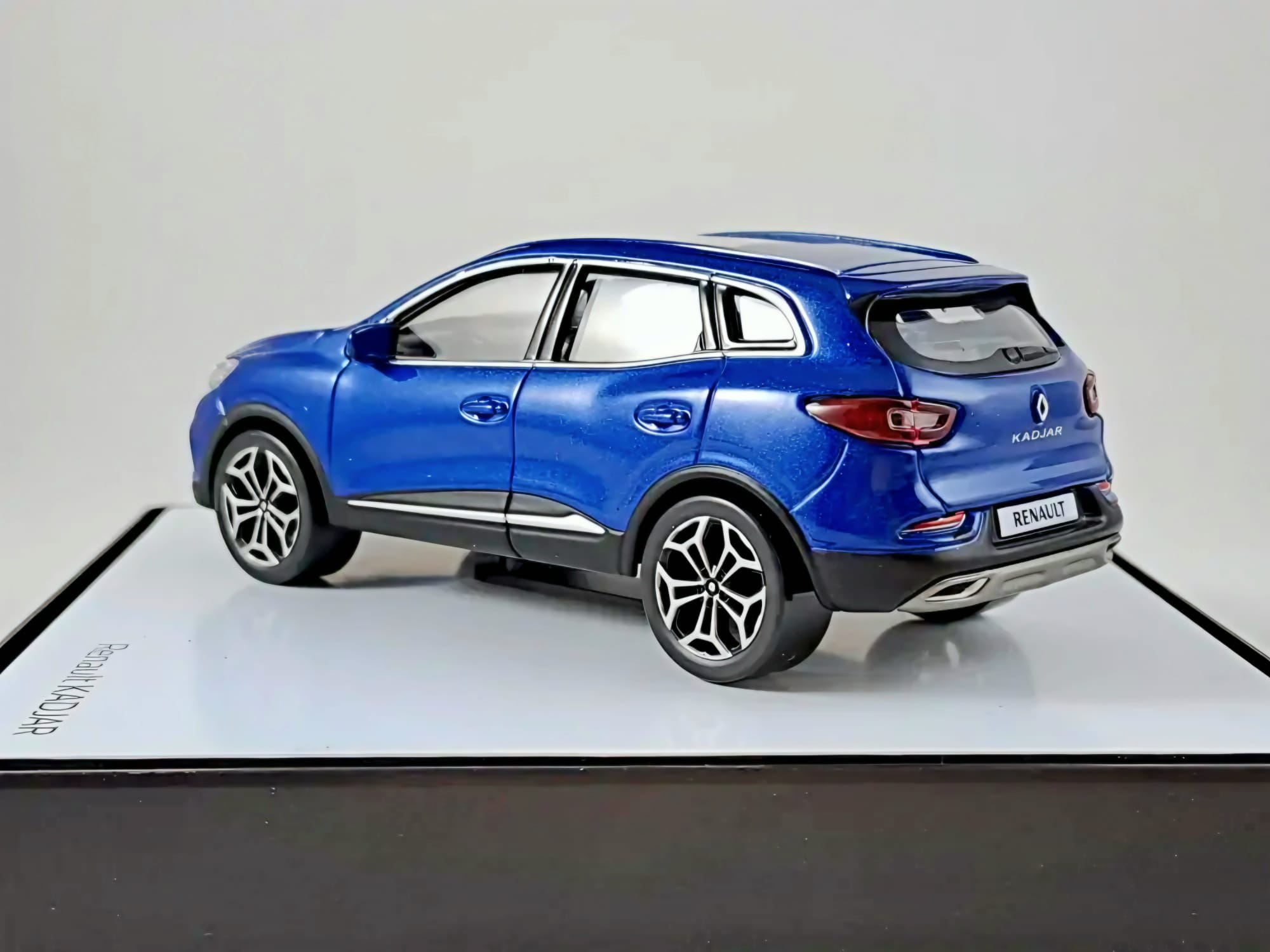 Macheta Renault Kadjar 1:43 Norev Dealer Edition 3 Macheta Renault Kadjar 1:43 Norev Dealer Edition - imagine 3