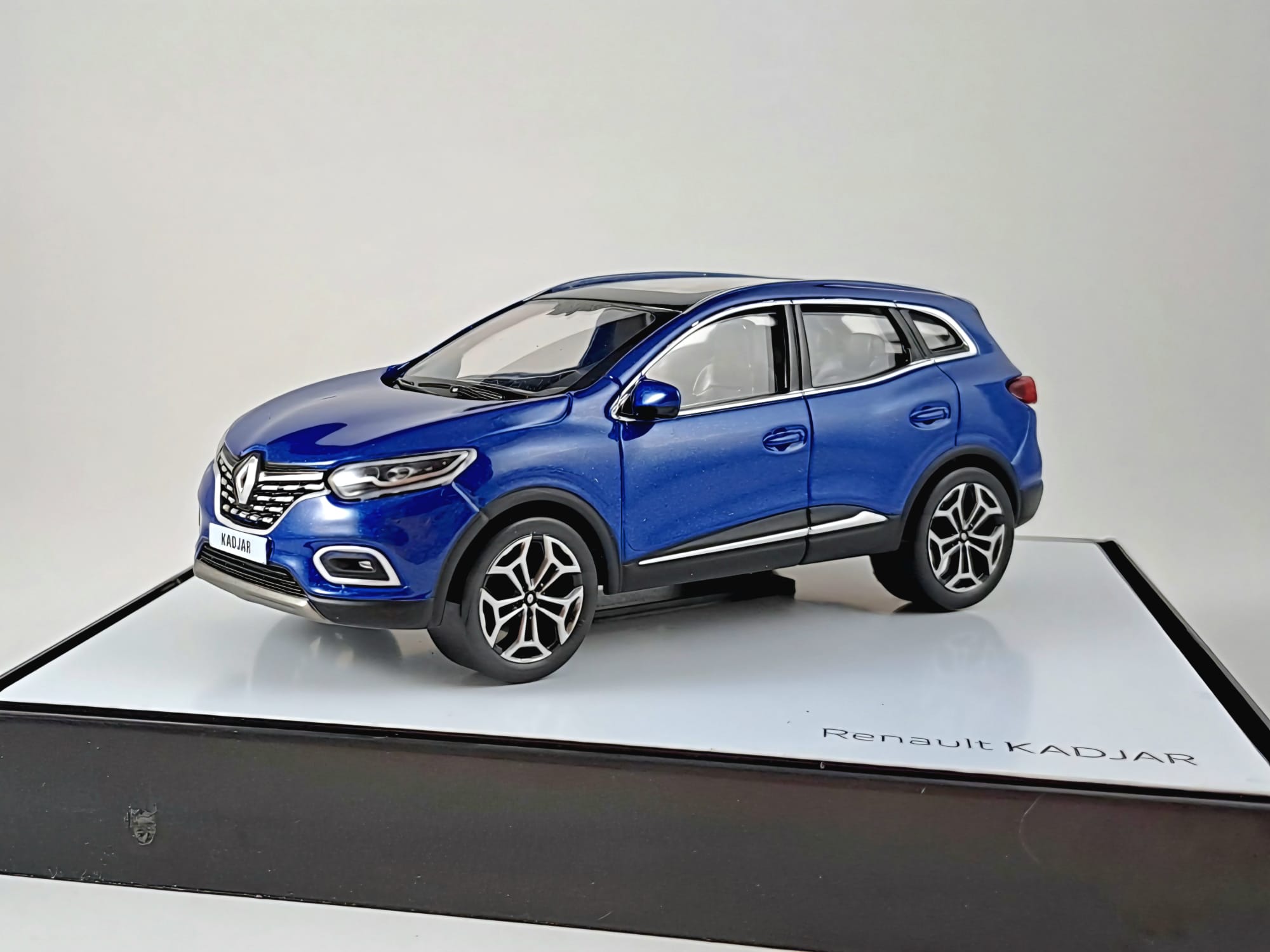 Macheta Renault Kadjar 1:43 Norev Dealer Edition 4 Macheta Renault Kadjar 1:43 Norev Dealer Edition - imagine 4