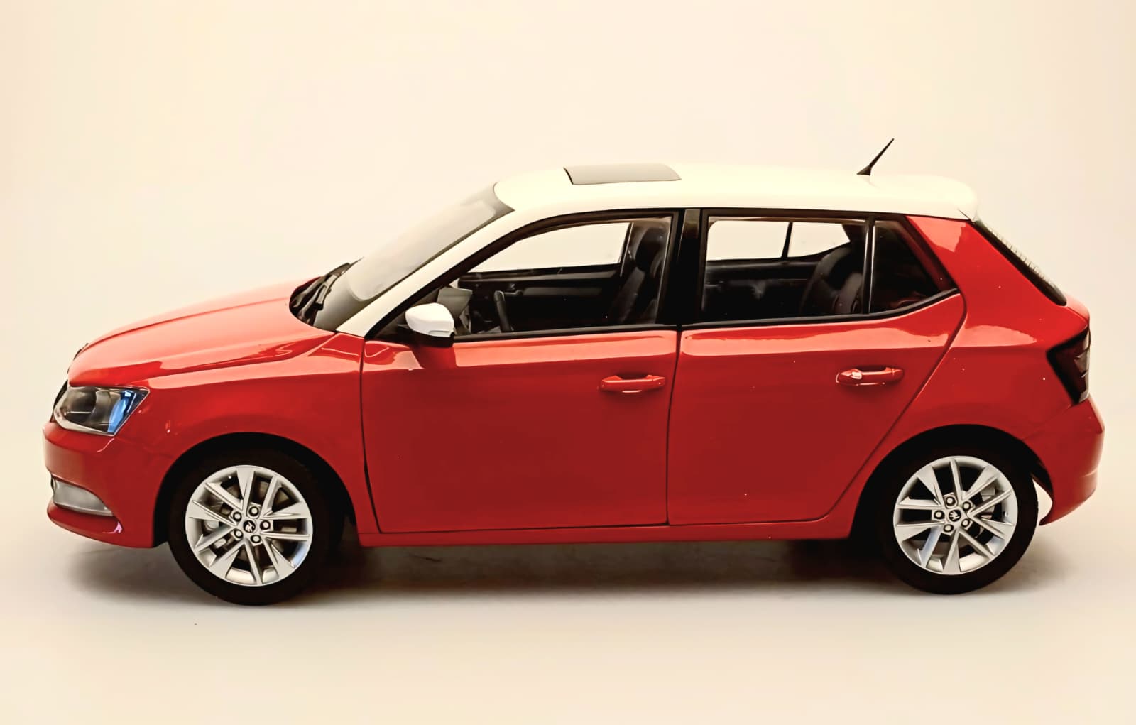 Macheta Škoda Fabia 1:18 Paudi Models 6 Macheta Škoda Fabia 1:18 Paudi Models - imagine 6