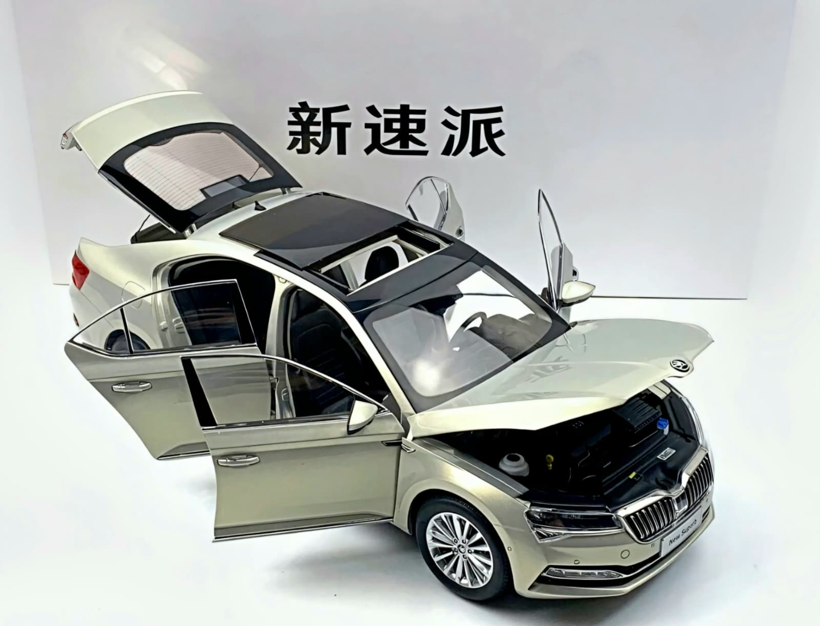 Macheta Škoda Superb 1:18 Paudi Models 2 Macheta Škoda Superb 1:18 Paudi Models - imagine 2