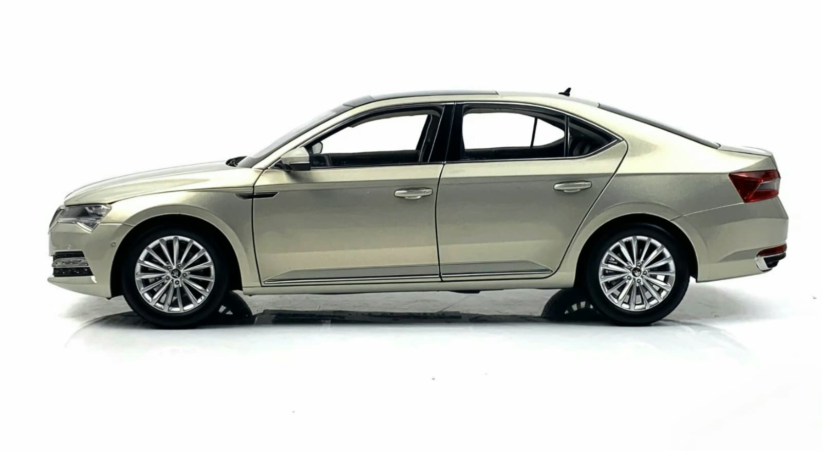 Macheta Škoda Superb 1:18 Paudi Models 3 Macheta Škoda Superb 1:18 Paudi Models - imagine 3