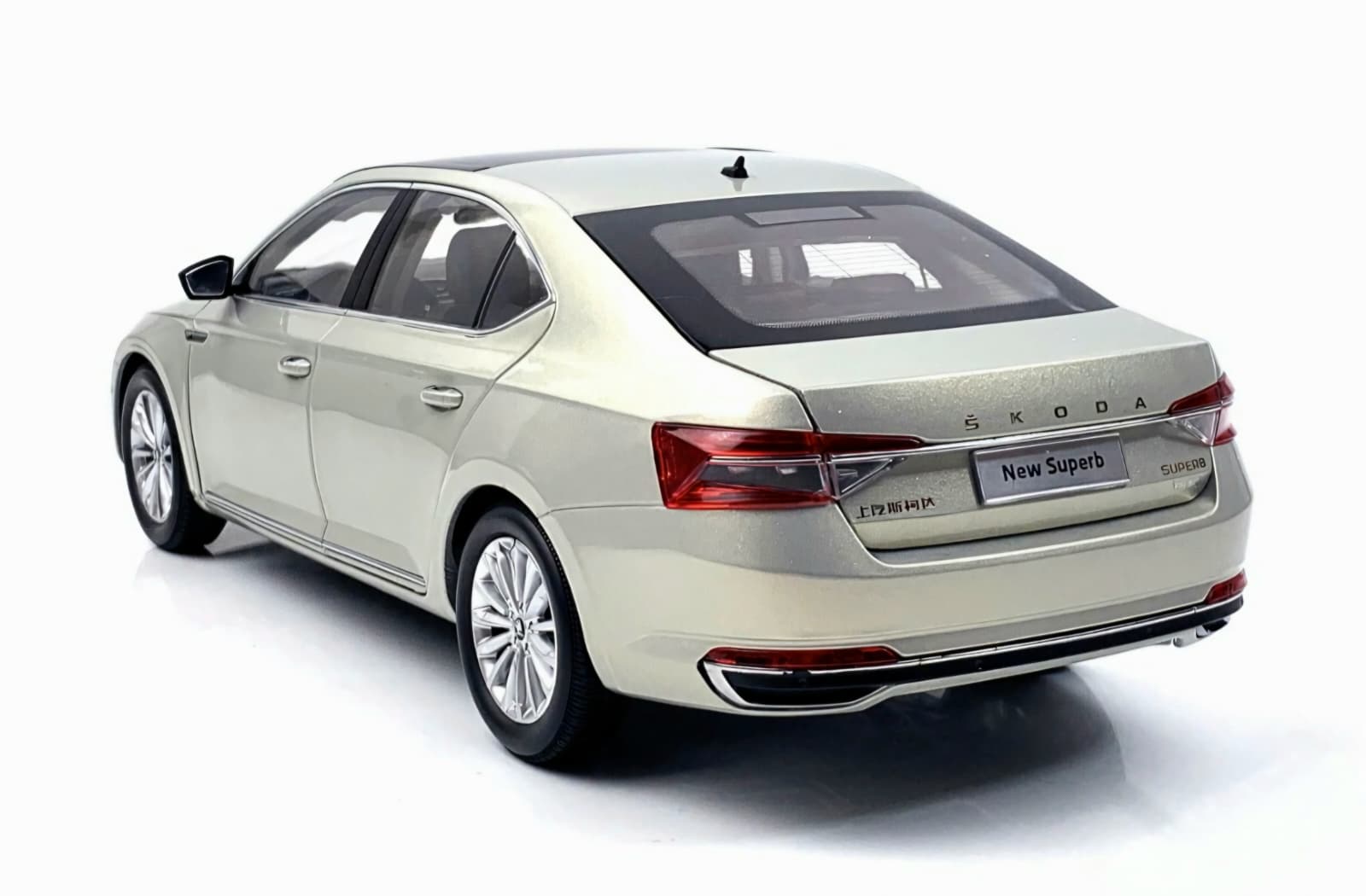 Macheta Škoda Superb 1:18 Paudi Models 5 Macheta Škoda Superb 1:18 Paudi Models - imagine 5