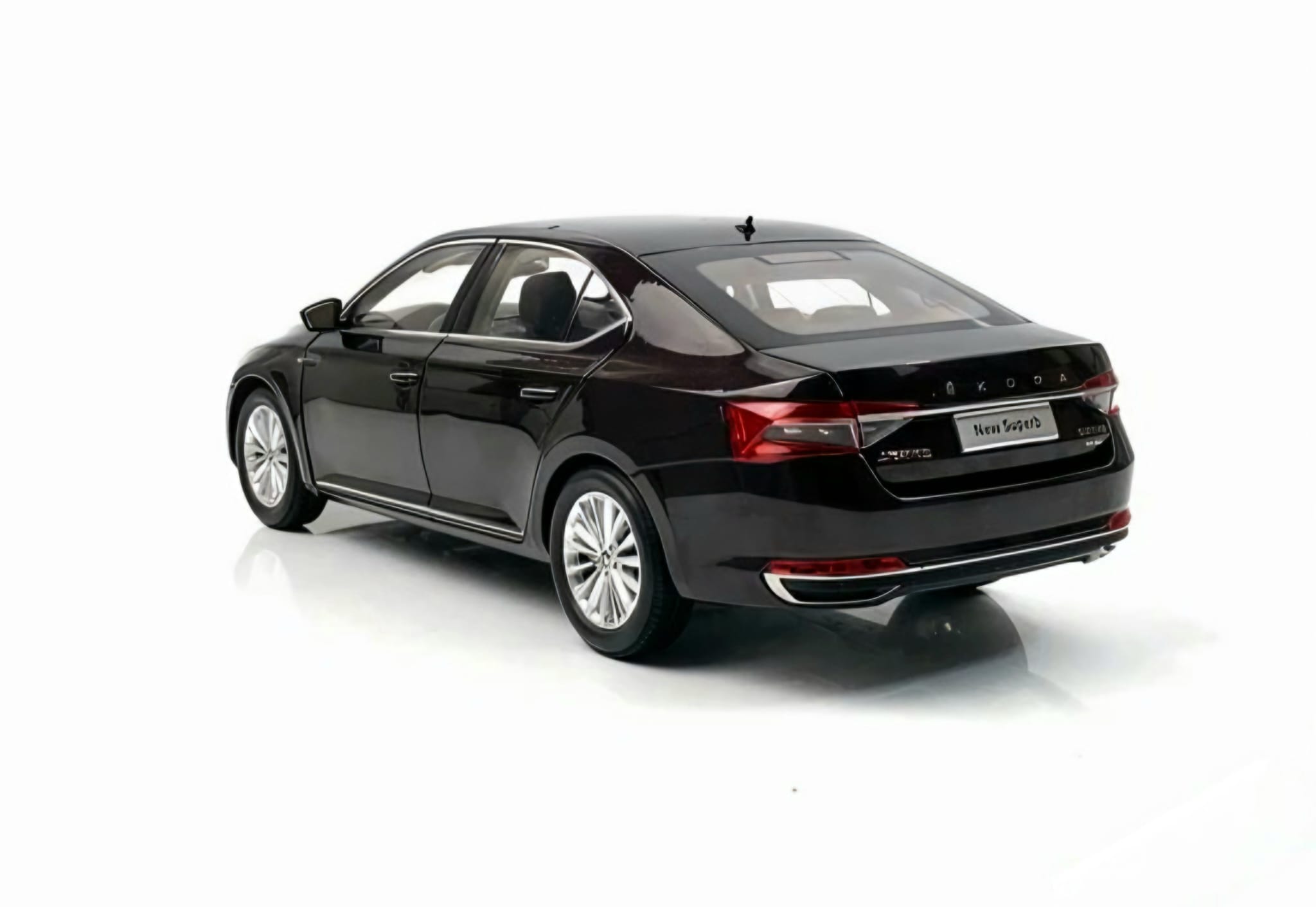 Macheta Škoda Superb 1:18 Paudi Models 2 Macheta Škoda Superb 1:18 Paudi Models - imagine 2
