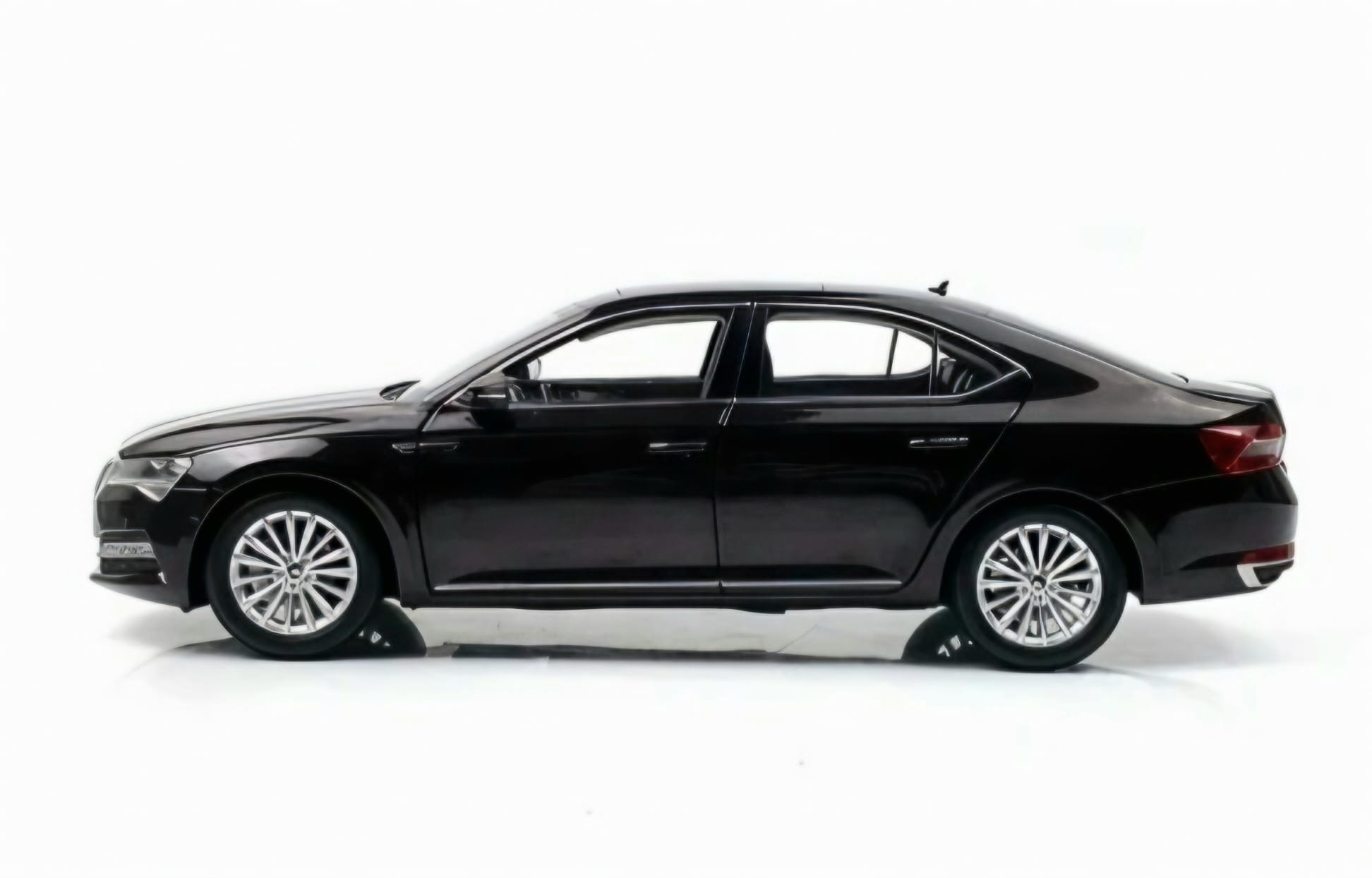 Macheta Škoda Superb 1:18 Paudi Models 3 Macheta Škoda Superb 1:18 Paudi Models - imagine 3