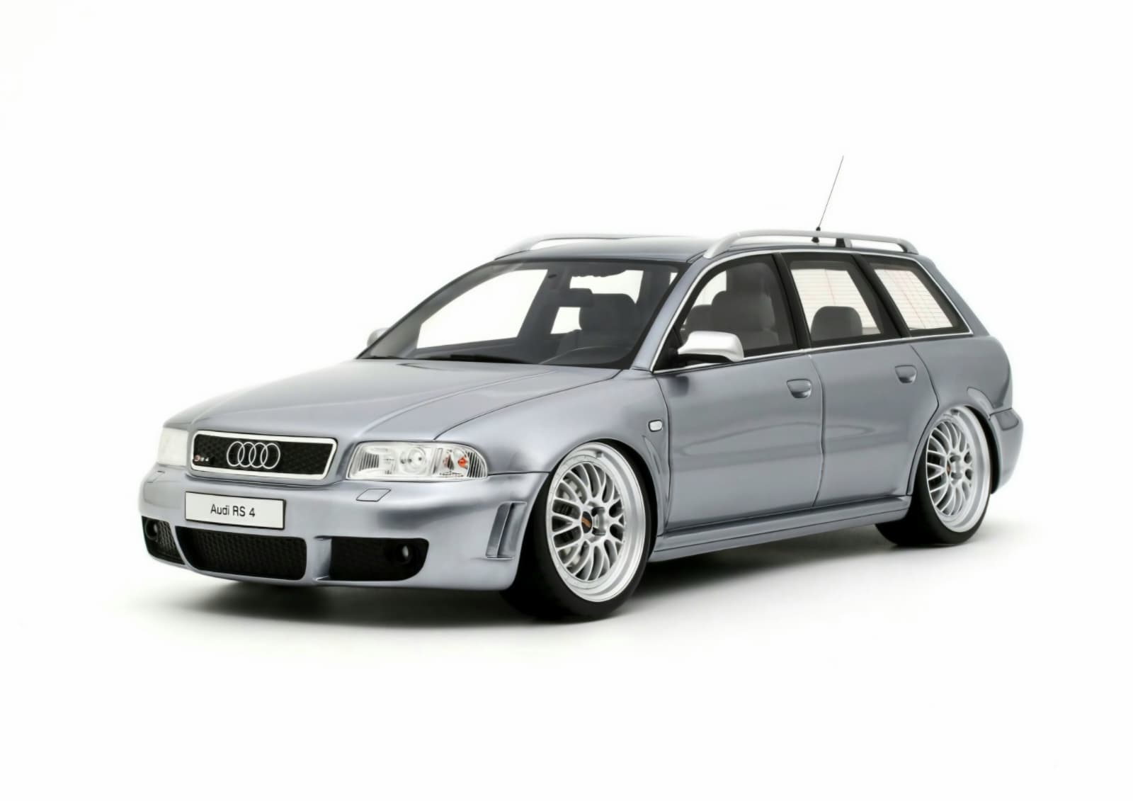 Macheta Audi RS 4 (B5) Avant „Stanced” 1:18 OttOmobile 1 Audi RS 4 (B5) Avant „Stanced” 3