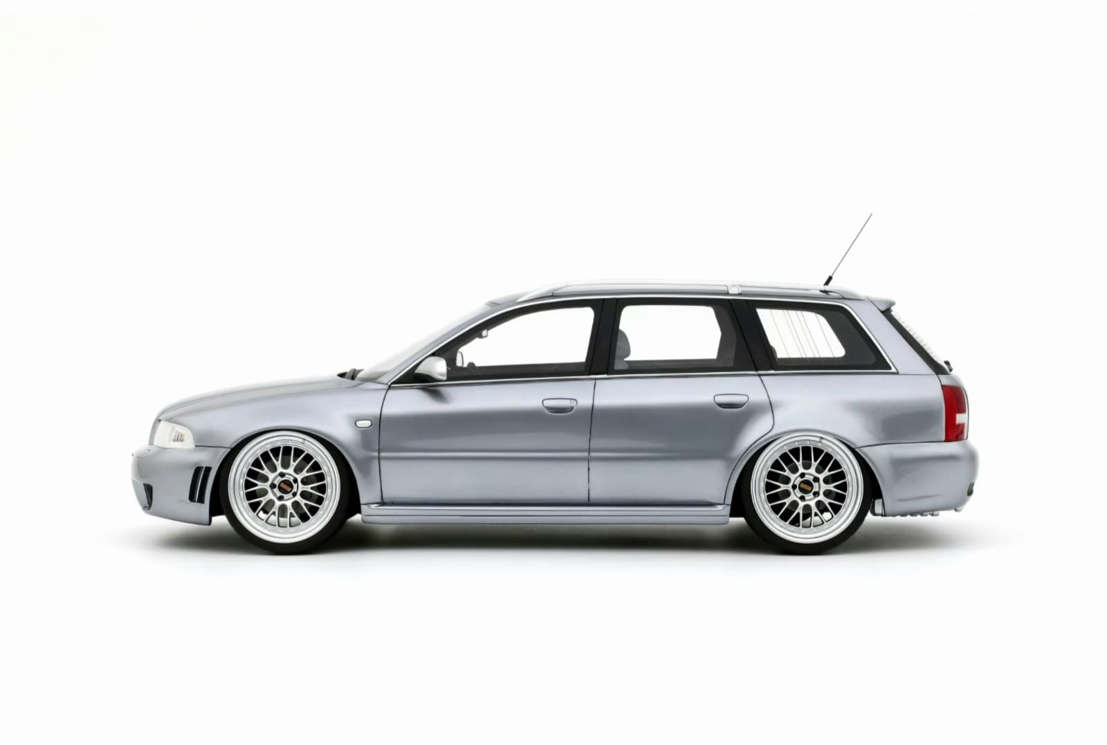 Macheta Audi RS 4 (B5) Avant „Stanced” 1:18 OttOmobile 4 Macheta Audi RS 4 (B5) Avant „Stanced” 1:18 OttOmobile - imagine 4