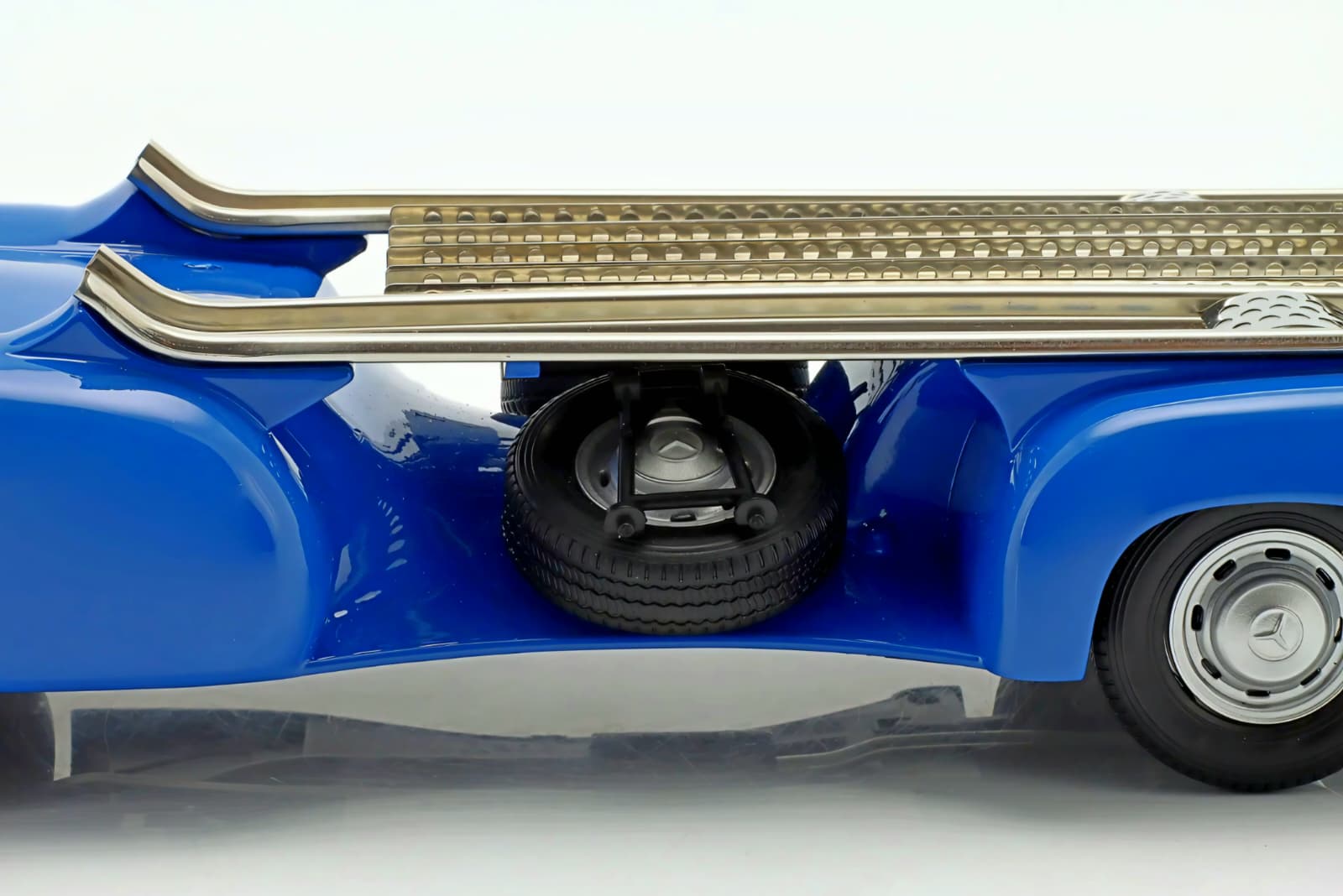 Macheta Mercedes-Benz Car Transporter Blue Wonder 1:18 Werk83 3 Macheta Mercedes-Benz Car Transporter Blue Wonder 1:18 Werk83 - imagine 3