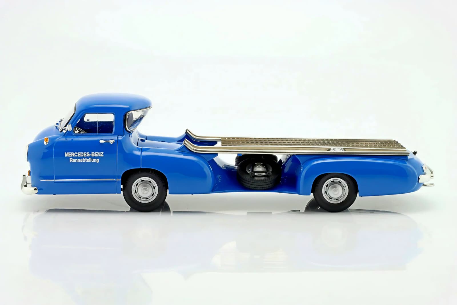 Macheta Mercedes-Benz Car Transporter Blue Wonder 1:18 Werk83 4 Macheta Mercedes-Benz Car Transporter Blue Wonder 1:18 Werk83 - imagine 4