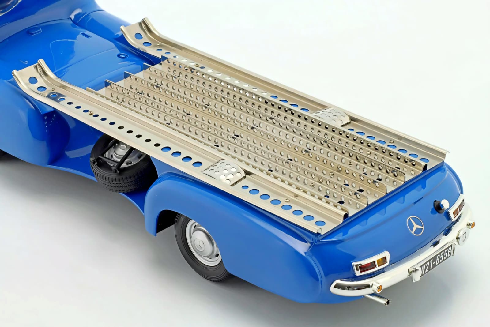 Macheta Mercedes-Benz Car Transporter Blue Wonder 1:18 Werk83 5 Macheta Mercedes-Benz Car Transporter Blue Wonder 1:18 Werk83 - imagine 5