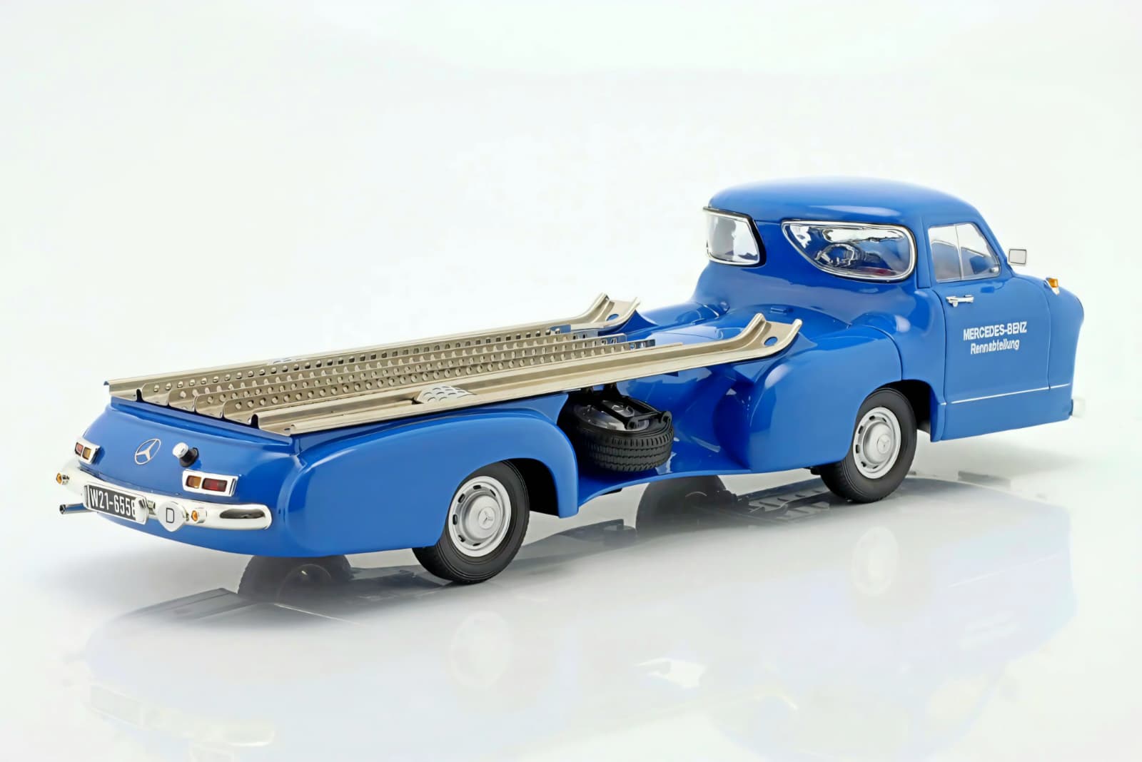 Macheta Mercedes-Benz Car Transporter Blue Wonder 1:18 Werk83 6 Macheta Mercedes-Benz Car Transporter Blue Wonder 1:18 Werk83 - imagine 6