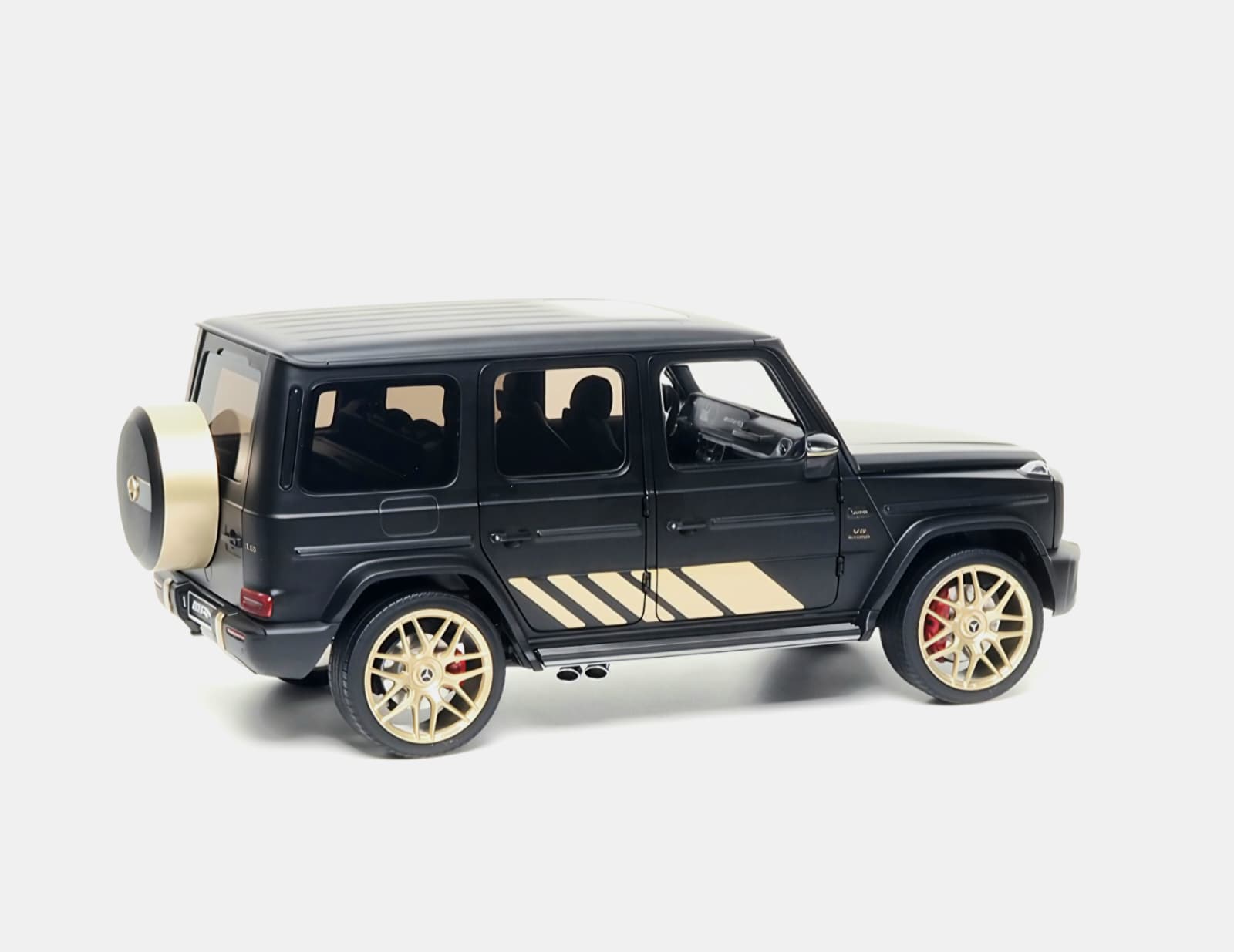 Macheta Mercedes-Benz G-Class G63 AMG (W463) V8 Biturbo Grand Edition Designo 1:18 Almost Real 4 Macheta Mercedes-Benz G-Class G63 AMG (W463) V8 Biturbo Grand Edition Designo 1:18 Almost Real - imagine 4