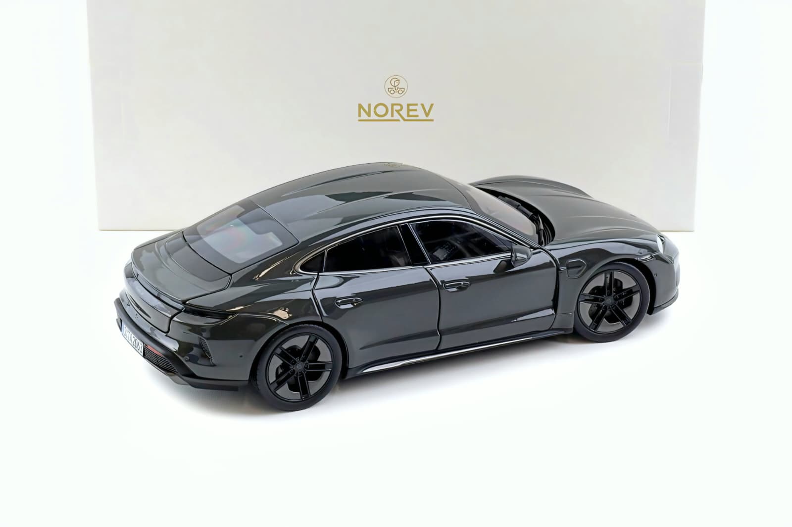 Macheta Porsche Taycan Turbo S 2024 1:18 Norev 3 Macheta Porsche Taycan Turbo S 2024 1:18 Norev - imagine 3